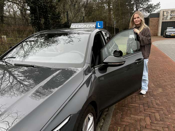 Leerling bij lesauto van Rijschool Heemskerk